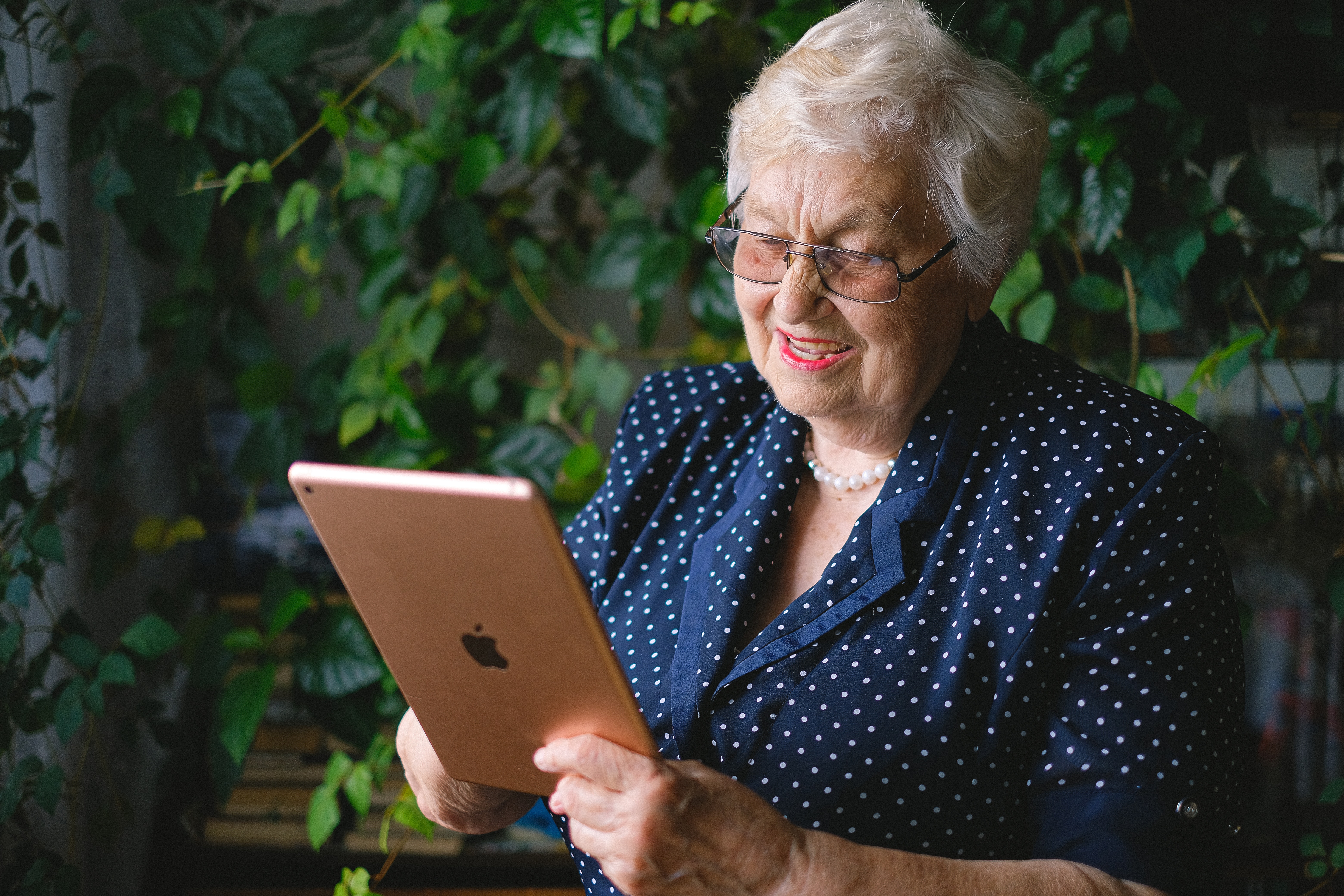 ELDERLY LADY IPAD